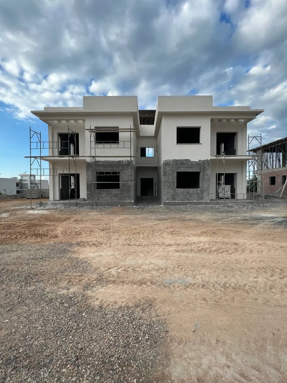 Finanzkonzept als Architekturzeichnung auf einem Tisch